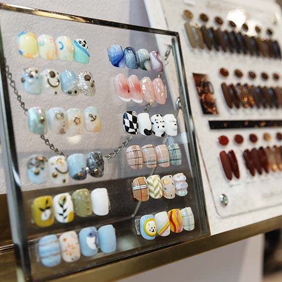 Udvalg af flotte negledesign hos King Nails i Lyngby Storcenter